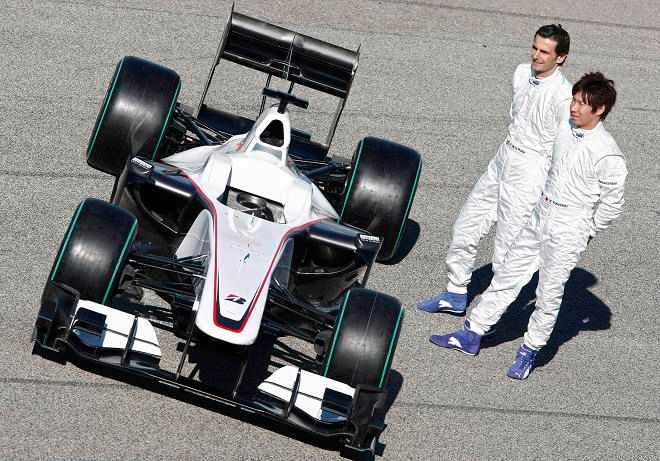 Pedro Martinez de la Rosa a Kamui Kobajaši ukazují nový monopost Sauberu | Foto: Reuters