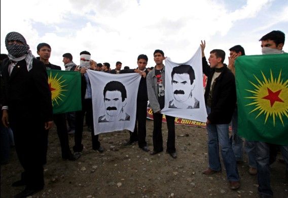 Uvězněný kurdský vůdce Abdullah Ocalan na obrázku, během dubnové demonstrace v Birecku. | Foto: ČTK/AP