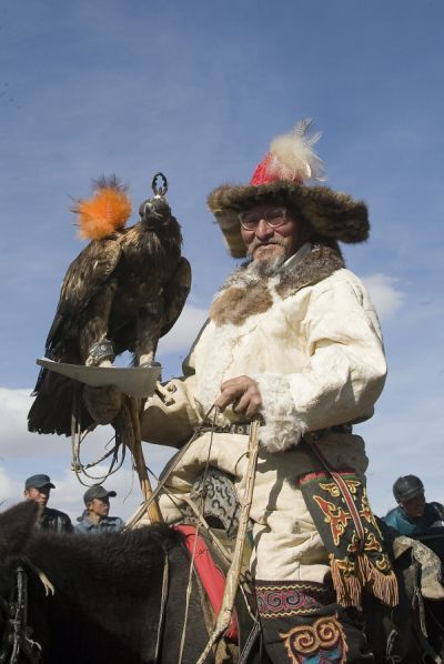 Mongol v tradičním kroji při slavnosti ve vesnici Sagsai v provincii Bayan Ulgii. | Foto: Reuters