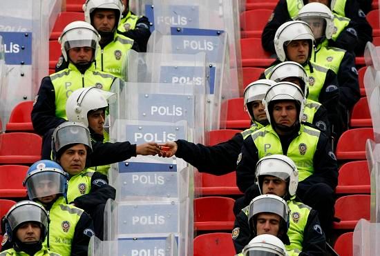 Na stadionu byly stovky policistů | Foto: Reuters