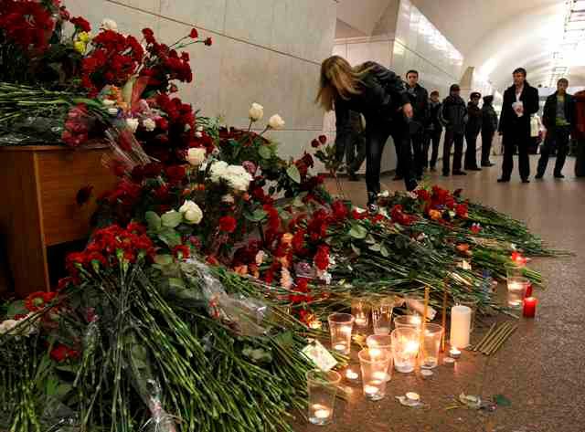 Lidé pokládají květiny ve stanici moskevského metra Lubyanka. | Foto: Reuters