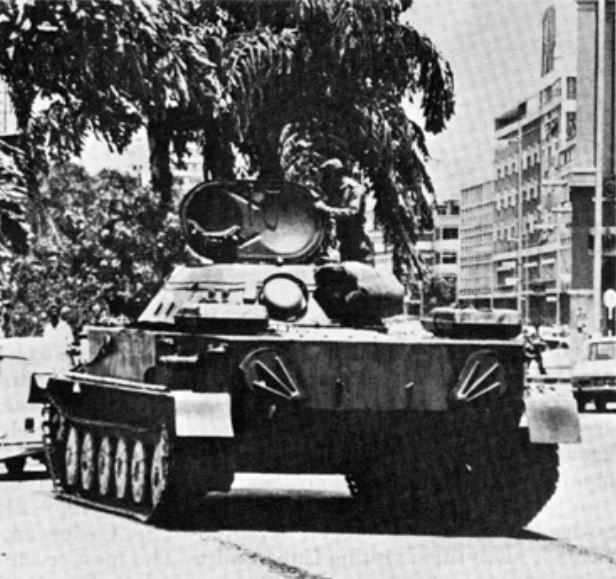 Obě znesvářené strany měly vlivné spojence. Marxistickou MPLA podporovaly Sovětský svaz, Kuba i tehdejší Československo. Na fotografii kubánský tank PT-76. | Foto: Cuban Armed Forces and the Soviet Military Presence/Wikimedia Commons