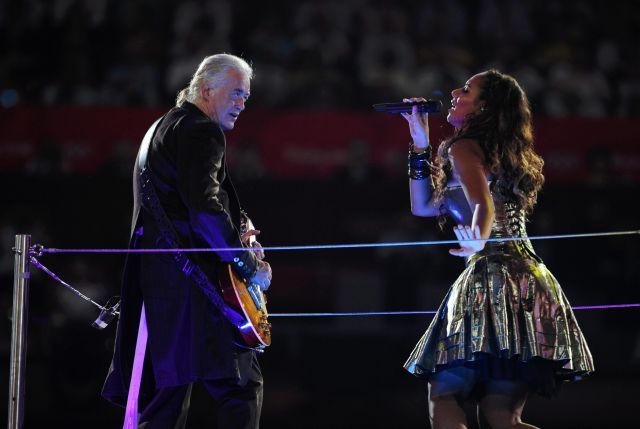 Kytarista Jimmy Page v Ptačím hnízdě. | Foto: Reuters