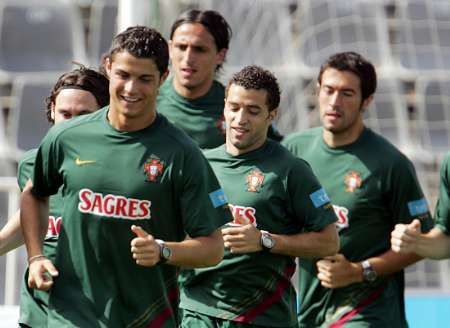 Portugalský fotbalista Cristiano Ronaldo z Manchesteru United vede své spoluhráče na tréninku v portugalské Evoře. | Foto: Reuters