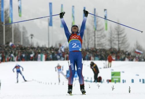 Jevgenia Medveděvová-Abruzovová finišuje pro ruské zlato ve štafetě na 4x5 km. | Foto: ČTK/AP