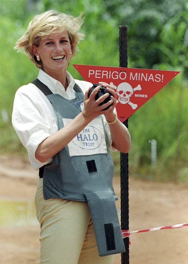 Diana, Princess of Wales, na snímku z ledna 1997 během své kampaně proti nášlapným minám v Angole. | Foto: Reuters