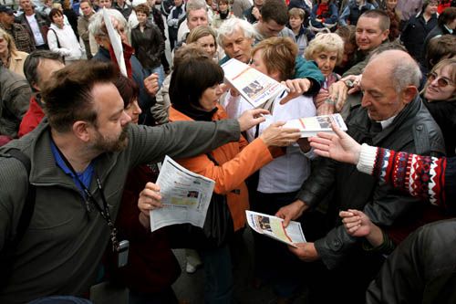 V závěru Jan Šinágl rozdal mezi přihlížející balíky Občanského týdeníku. Byl o ně zájem. Pro jeden výtisk se natáhl i Václav Upír Krejčí (vlevo). | Foto: Ondřej Besperát, Aktuálně.cz