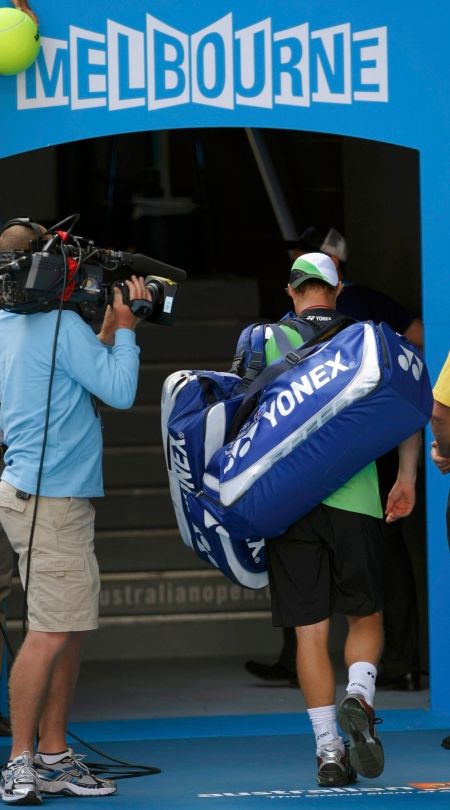 Lleyton Hewitt odchází do šatny po vyřazení v prvním kole Australian Open. | Foto: Václav Rojík