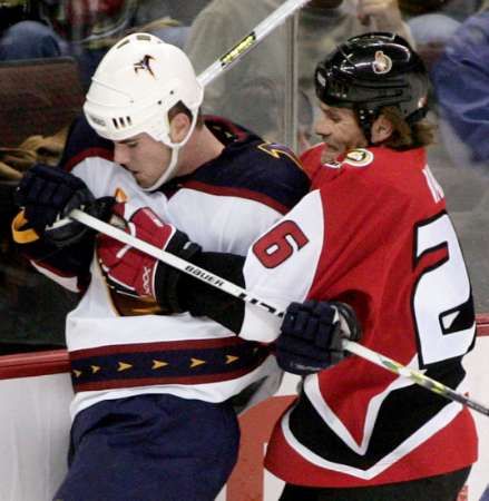 Ottawský Senátor Václav Varaďa (vpravo) v tvrdém souboji u mantinelu se Stevem McCarthym z Atlanty v pondělním utkání NHL. | Foto: Reuters