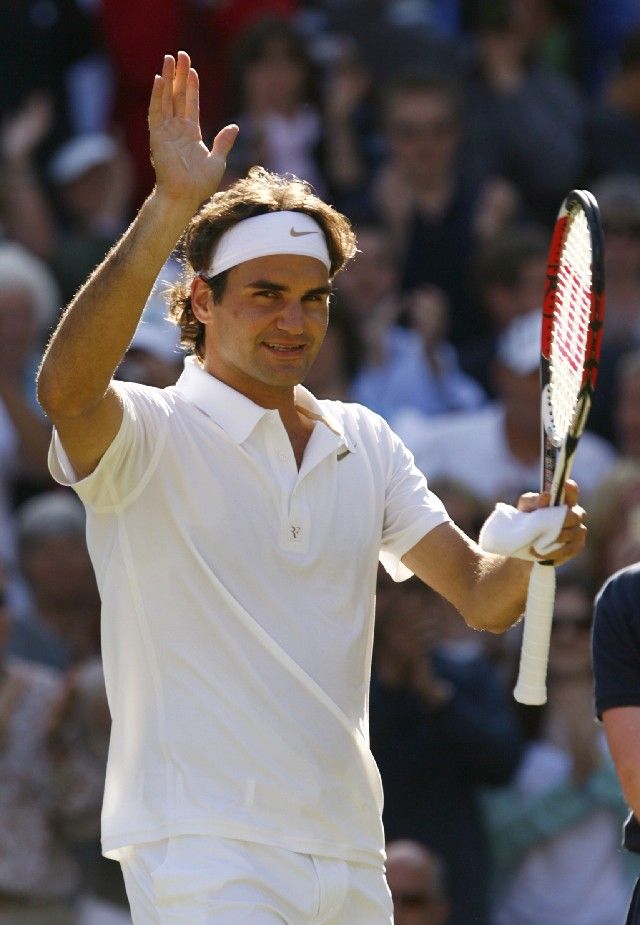 Roger Federer zdraví diváky po svém vítězném čtvrtfinále proti Mario Ančičovi. | Foto: Reuters