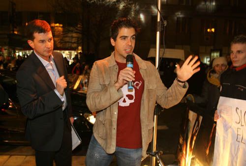 Eli Roth jeho výzvu přijal. Poděkoval mu: "To je ta nejlepší publicita pro můj film!" Sám moderátor z toho byl překvapený. | Foto: Ondřej Besperát, Aktuálně.cz