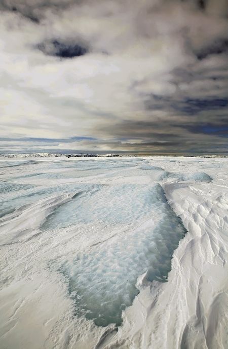 Led, sníh a oblaka na horizontu asi 70 km severně od Ilulissatu. | Foto: REUTERS/Bob Strong