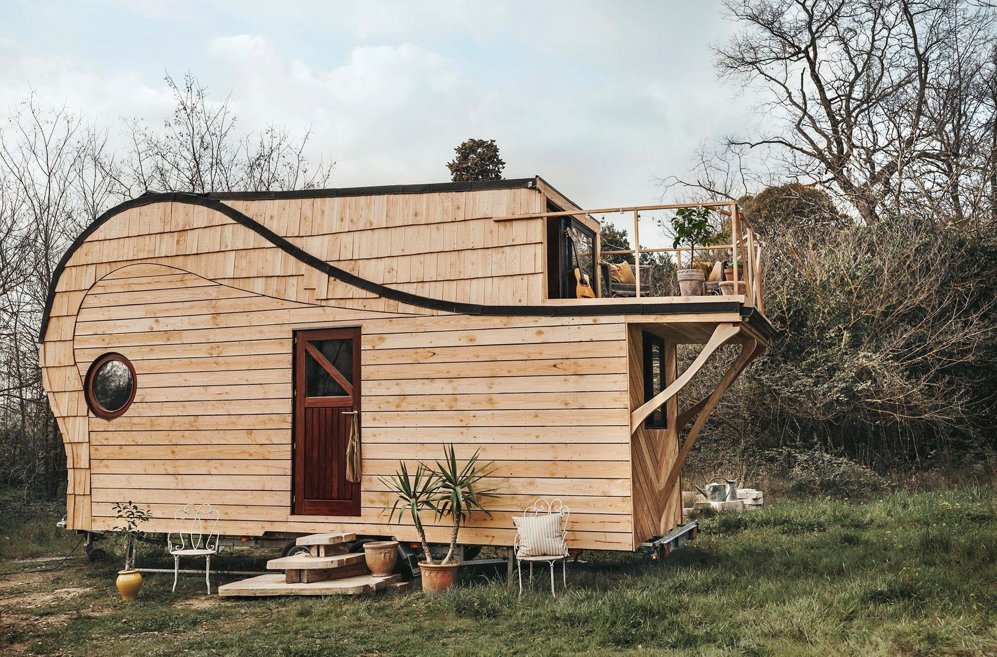 A homeless Frenchman bought a tiny house like a fairy tale