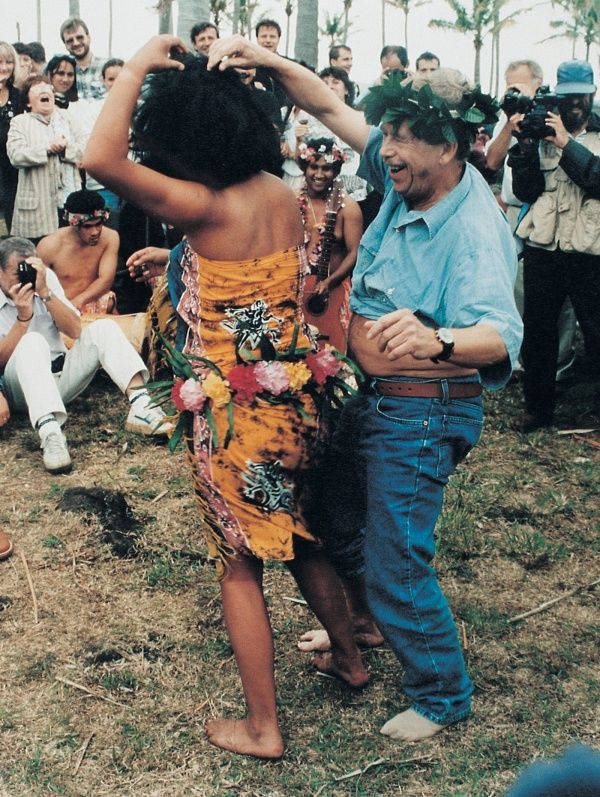 Umíte kolo kolo?... Prezident Václav Havel tancí na Velikonocních ostrovech místní tance spolu s domorodci, 22.9.1996 | Foto: Michal Krumphanzl, ČTK