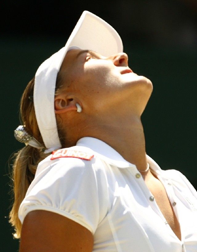 Ruská tenistka Naďa Petrovová ve čtvrtfinále Wimbledonu proti krajance Jeleně Dementěvové. | Foto: Reuters