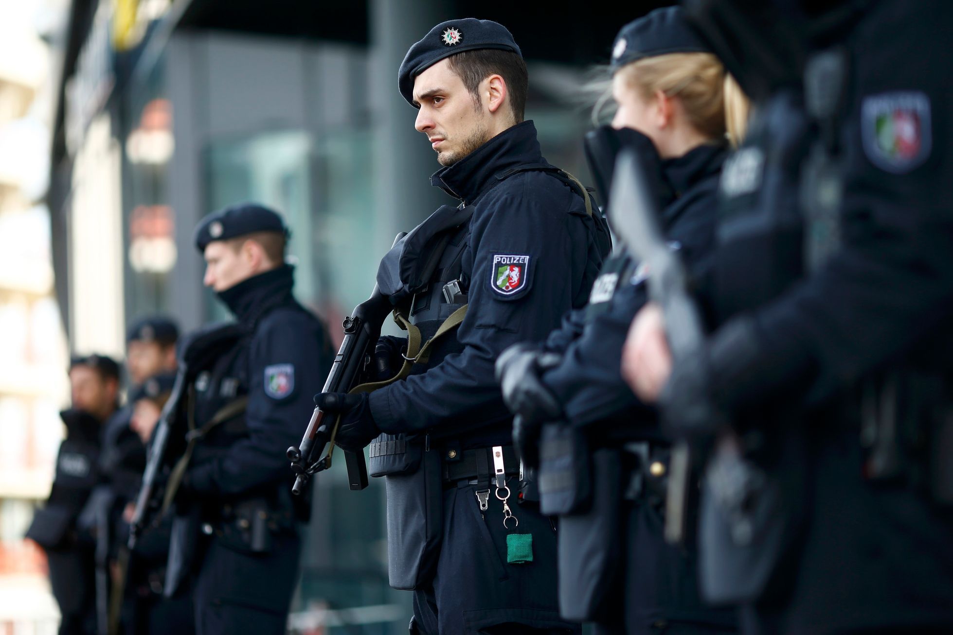Deutschland hat einen Anschlag auf ein großes Einkaufszentrum und einen Nachtclub verhindert.  Einer der Festgenommenen wurde freigelassen