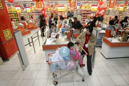 Tesco otevřelo svůj vůbec první obchod v Číně, přímo v Pekingu. | Foto: Reuters