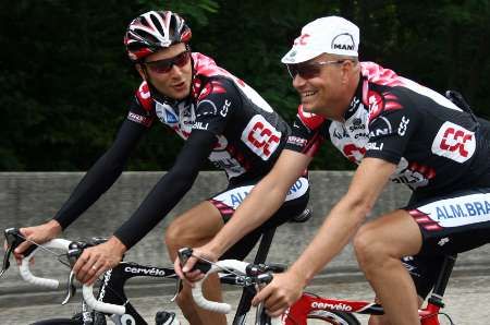 Ivan Basso (vlevo) a při projžďce se šéfém své stáje CSS a bývalým vítězem Tour de France Bjärne Riisem. | Foto: Reuters