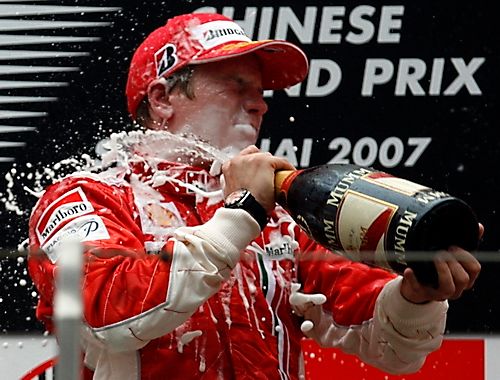 Kimi Räikkönen slaví se šampaňským vítězství ve velké ceně Číny. | Foto: Reuters