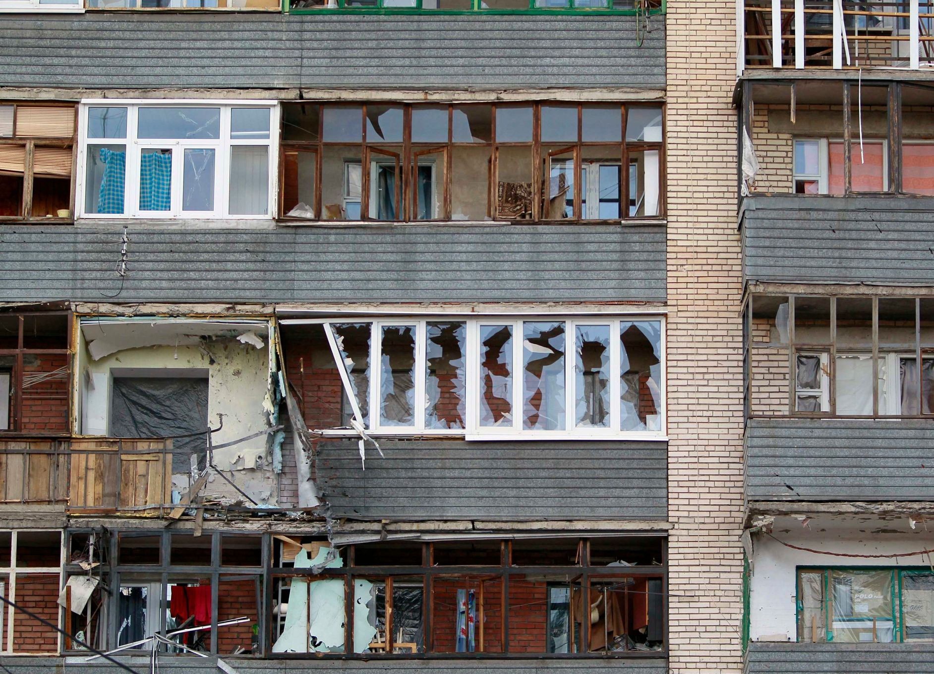 Славянск обстрел. Славянск после обстрела. Славянск после бомбежки. Славянск обстрел дома жилого.