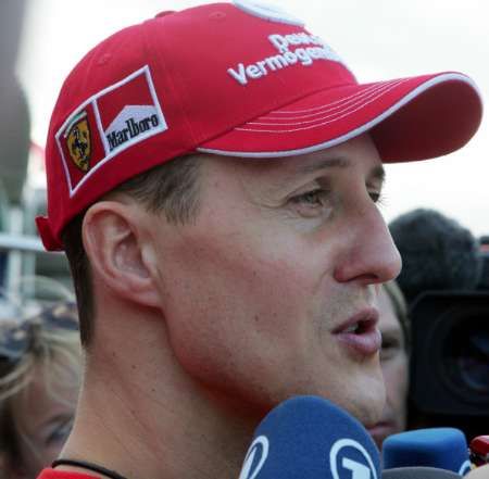 Michael Schumacher při rozhovoru s novináři po jeho odstoupení z Velké ceny Japonska formule 1. | Foto: Reuters