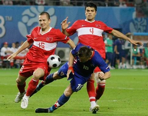 Kdyby Ivica Olič (v pádu uprostřed) dal jednu ze svých šancí, na prodloužení a penalty nemuselo dojít | Foto: Reuters