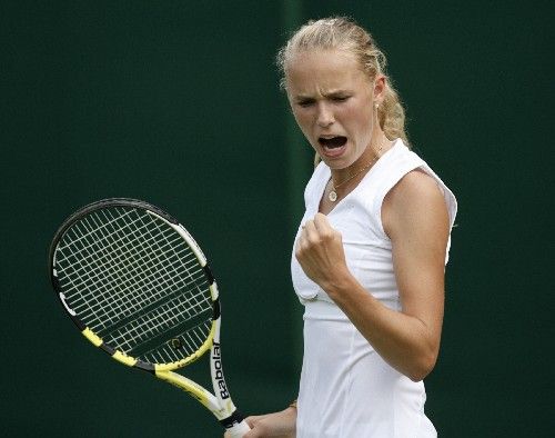 Dánka Caroline Wozniacká se raduje z úspěšného úderu v zápase prvního kola Wimbledonu proti Bělorusce Jakimové. | Foto: Reuters