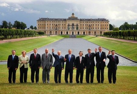 Summitu v konstantinovském paláci se zůčastnili (zleva): Italský premiér Romano Prodi, německá kancléřka Angela Merkelová, britský premiér Tony Blair, francouzský prezident Jaques Chirac, ruský prezident Vladimír Putin, americký prezident George Bush, japonský prezident Džuničiró Koizumi, kanadský premiér Stephen Harper, finský premiér Matti Vanhanen a prezident Evropské komise Jose Manuel Barroso | Foto: Reuters