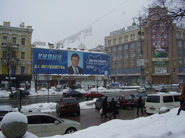 Kyjevané jsou pro Janukovyče, tvrdí tento billboard. Skutečnosti to ale neodpovídá, Janukovyč skončil v metropoli v prvním kole voleb až třetí. Vyhrála tady Tymošenková. | Foto: Aktuálně.cz