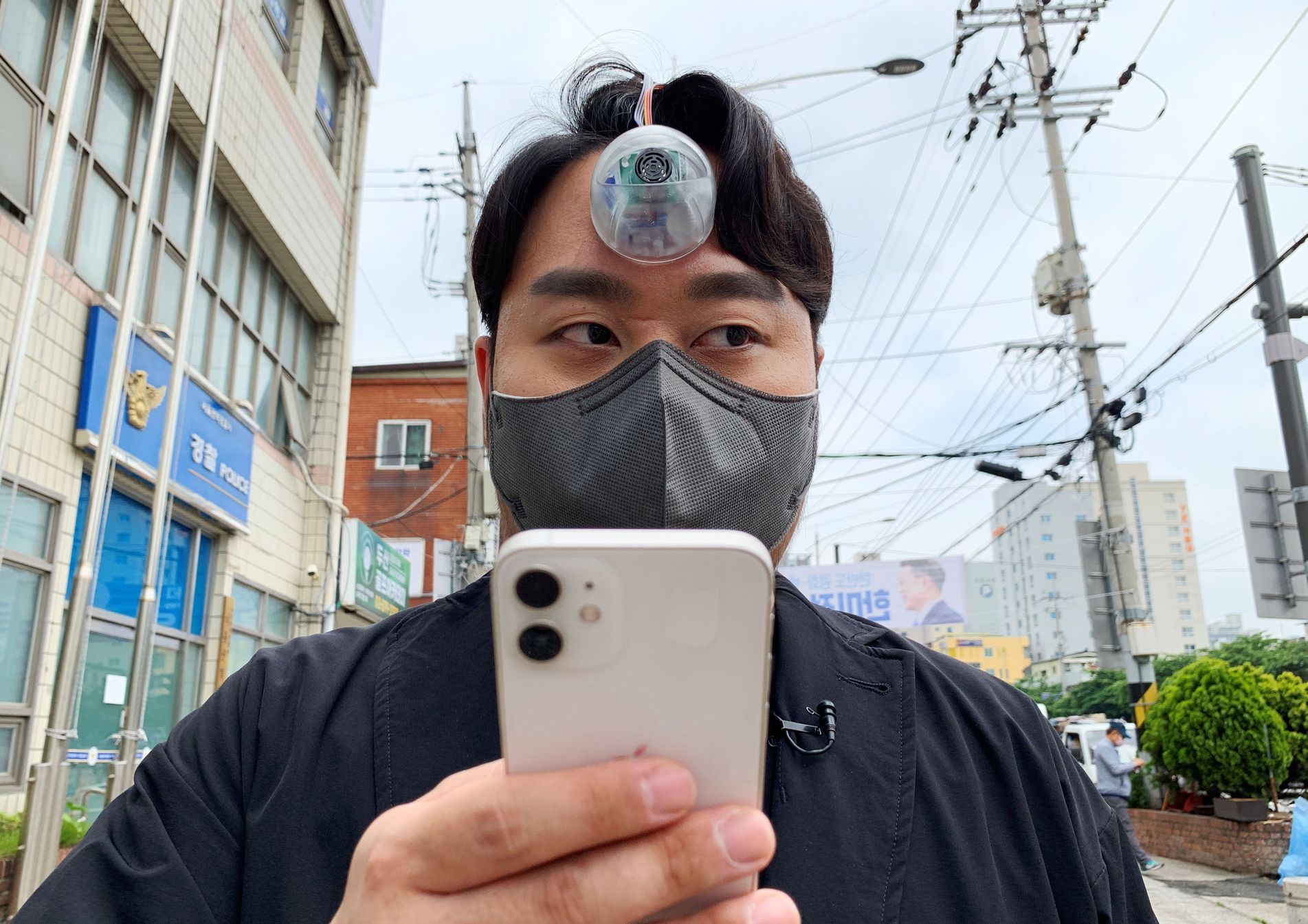 The Korean has developed a “third eye” for those who do not break away from their mobile phones.  Indicates an obstacle