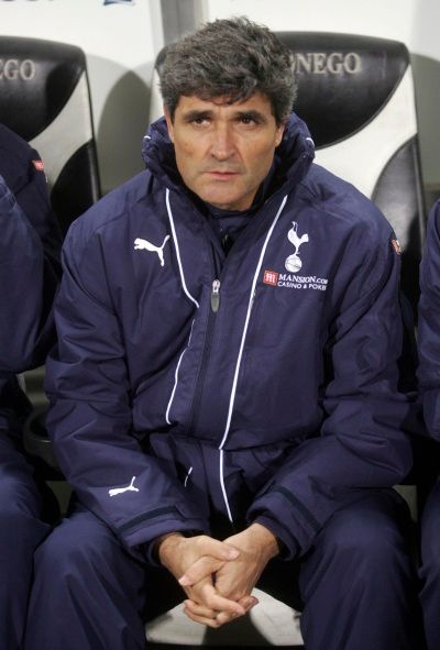 Ustaraný trenér Juande Ramos. Tottenhamu se letos nedaří v anglické lize ani v Poháru UEFA. | Foto: Sport, Reuters