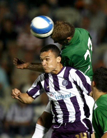 David Lafata v souboji s jabloneckým Homolou během zápasu druhého předkola Poháru UEFA - Austria Vídeň vs. Jablonec. | Foto: Reuters