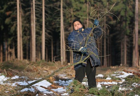 31-year old Jana Facunová is trying to support her family of five by earning some bucks in the forests of Krušné hory. "I was trained as a cook and waitress. I call somewhere and they tell me they have, say, two vacancies, come to see us. But as soon as I show up, they tell me the jobs have been taken," says Facunová. "I have a Czech name - but when they see I am Romani, that's the end." | Foto: Ondřej Besperát