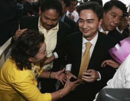 Předseda thajské Demokratické srany Abhisit Vejjajiva | Foto: Reuters