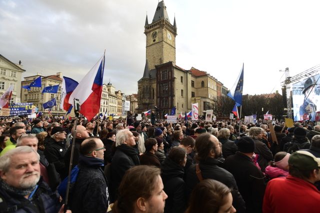 Tisíce lidí se v neděli odpoledne sešly na Staroměstském náměstí v Praze na demonstraci, kterou svolal spolek Milion chvilek po zvolení Stanislava Křečka ombudsmanem. | Foto: ČTK