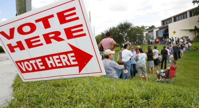 Voliči čekajíci v Davie and Cooper City na Floridě | Foto: Reuters