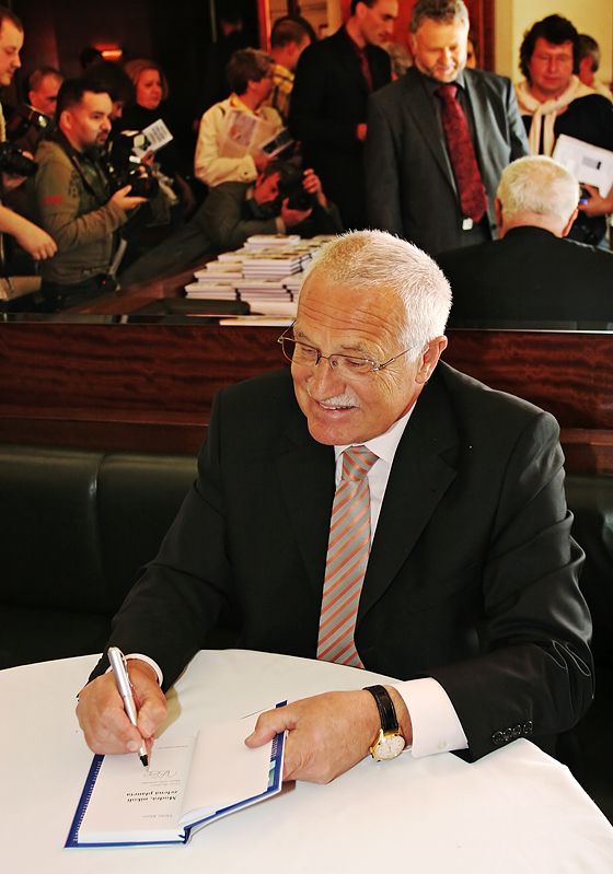 Václav Klaus na vlastní autogramiádě. | Foto: Tomáš Adamec, Aktuálně.cz