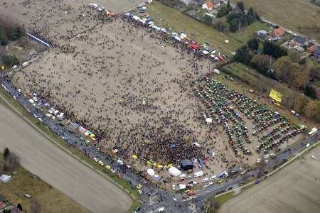 Aktivisté do protestů zapojili i traktory. | Foto: Reuters