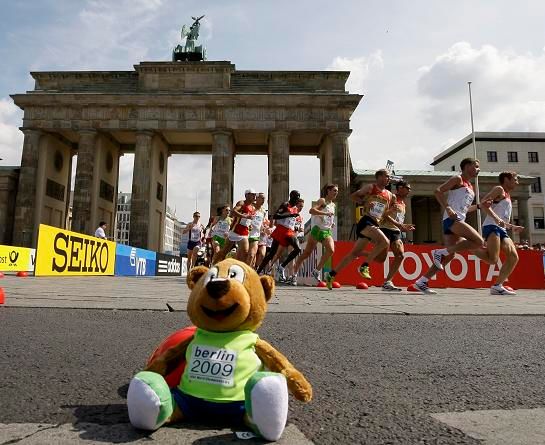 Maratonci a maskot MS | Foto: Reuters