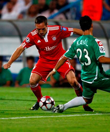 Baram Kayal z Maccabi Haifa bojuje o míč Franckem Riberym (Bayern). | Foto: Reuters