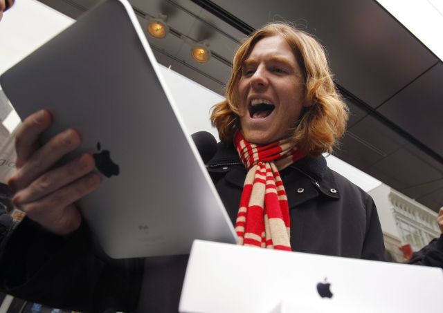 Jeden ze šťastných prvních majitelů v San Francisku. | Foto: Reuters