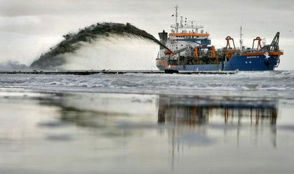 Písek se musí na nizozemské pobřeží pravodelně navážet. | Foto: Reuters