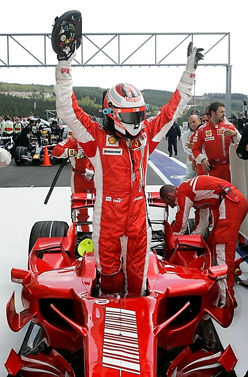 Kimi Räikkönen vystupuje ze svého Ferrari jako vítěz kvalifikace ve Spa. | Foto: Reuters