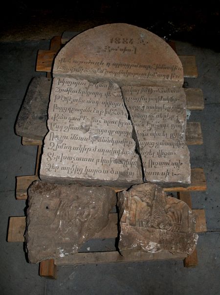 Archeologové se snažili dát do kupy úlomky starých kamenných tabulí popsaných náboženskými texty. Tento je umístěný uvnitř kostela sv. Kříže | Foto: Roman Staněk, Aktuálně.cz