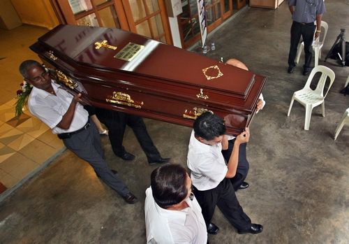 Australský drogový překupník Nguyen Tuong Van byl v Singapuru popraven a jeho tělo je v rakvi vynášeno do auta, kterého převeze do kaple. | Foto: Reuters