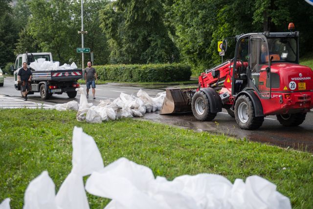 Pracovníci ráno odklízeli pytle s pískem, které zabraňovaly větším škodám při bleskové povodni v Českém Krumlově. | Foto: ČTK