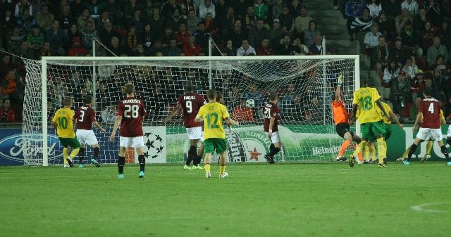 Sparta inkasuje druhou branku. Střelcem byl Tomáš Oravec. | Foto: Jakub Šafránek