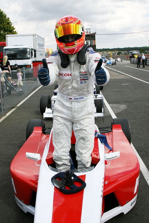 Josef Král se raduje z vítězství ve druhém závodě britské Formule BMW ve Snettertonu (2007). | Foto: CDT & Partners