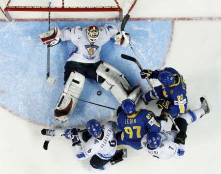 Finský gólman Nicklas Backstrom odolává závaru před svoji brankou. | Foto: Reuters