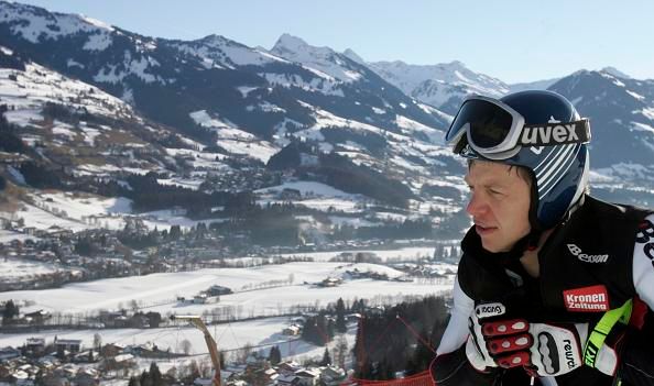 Andreas Buder si před tréninkem prohlížel trať Hahnenkammu. To ještě netušil, co na něj sjezdovka přichystala | Foto: Reuters